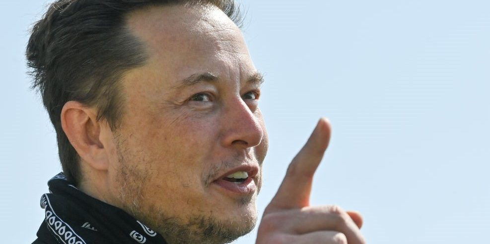 Elon-Musk-Tesla-wijzend-e1636287053387